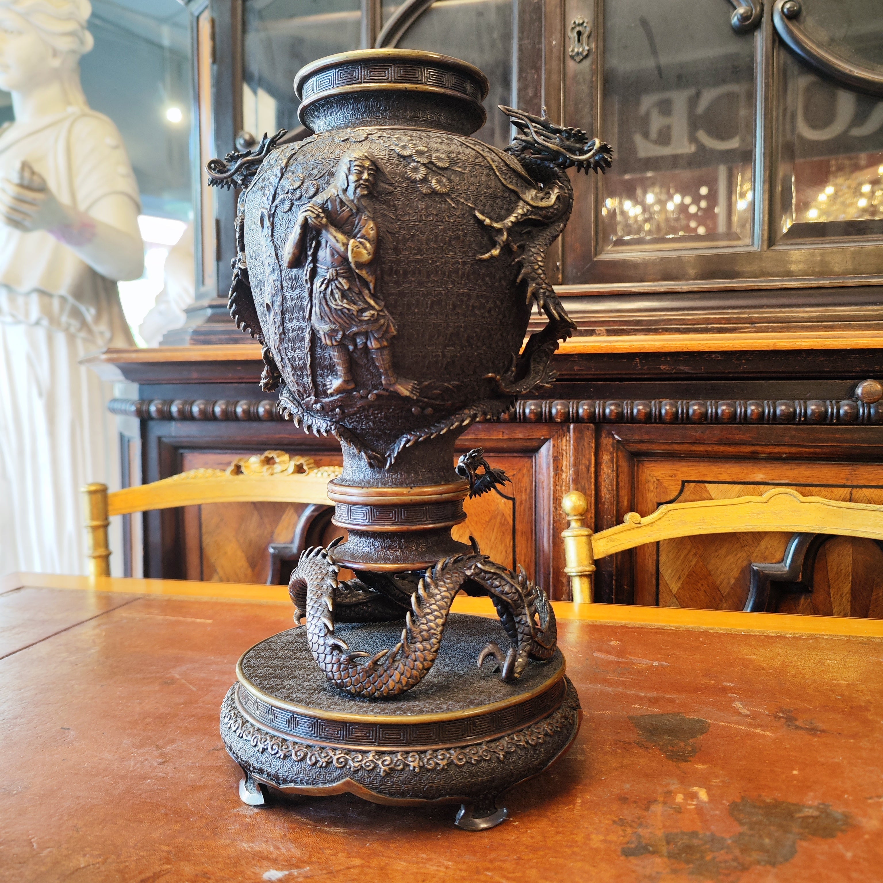 Espectacular jarrón bronce Meiji Shoki. Japón SXIX