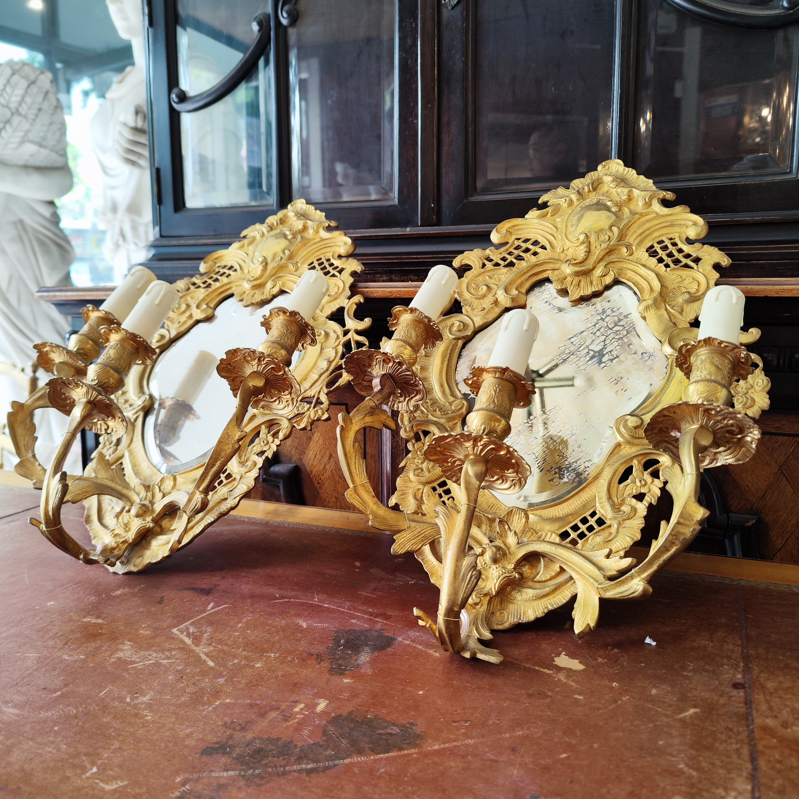 Gran par de apliques bronce ormolu estilo Luis XV. Francia XIX