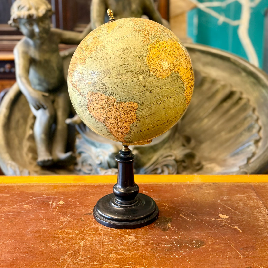 Globo terráqueo francés de papel mache CH. Perigot. Francia SXIX