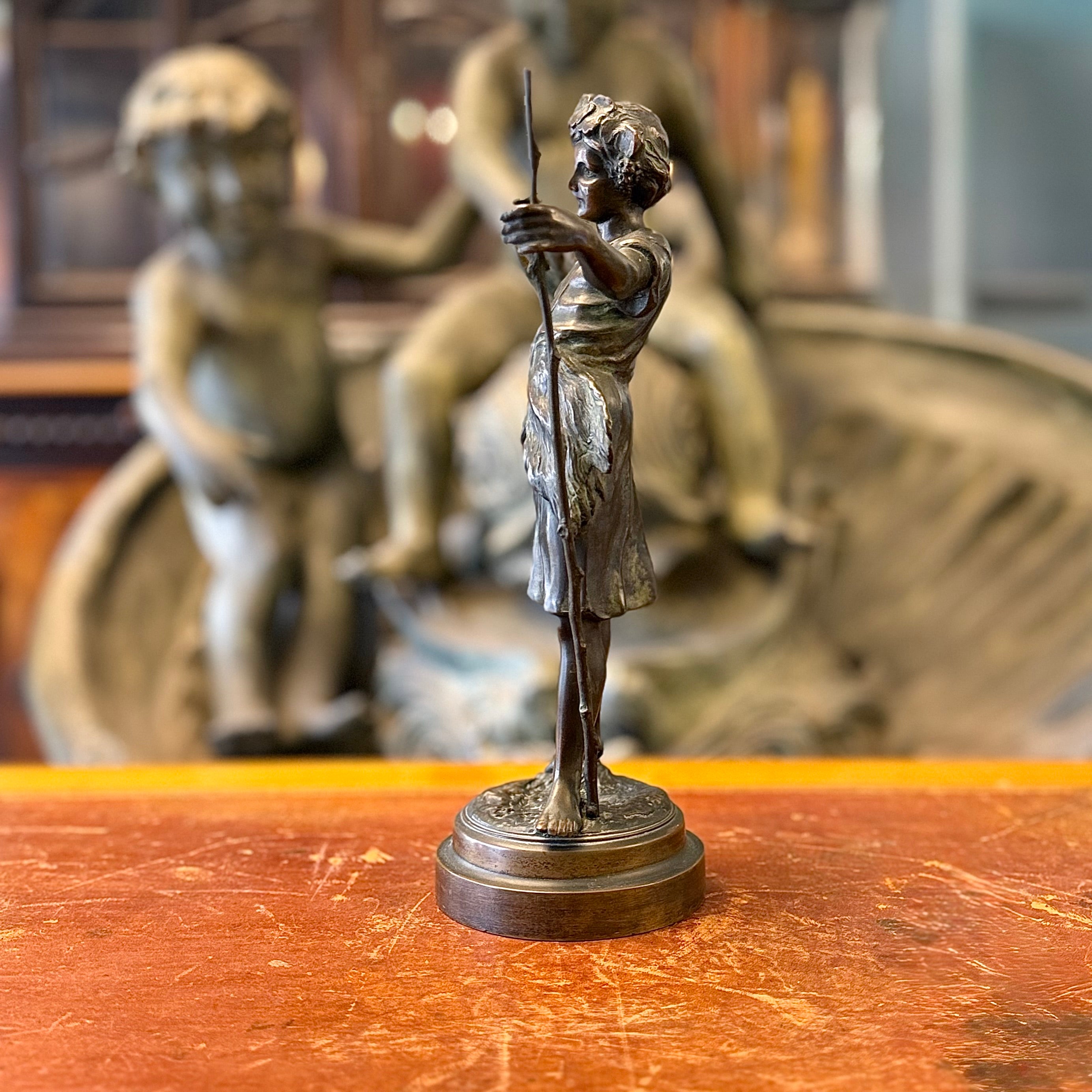 Escultura de bronce de niño sosteniendo un jarra. Italia SXIX