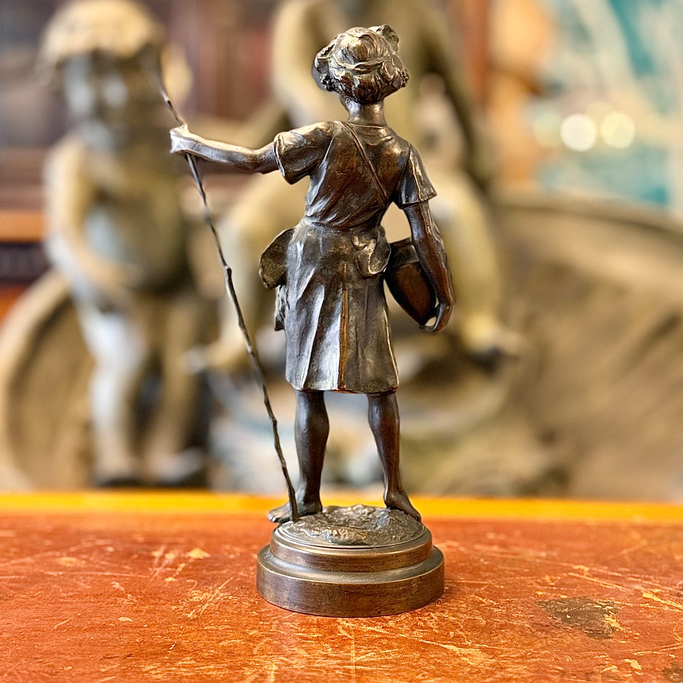 Escultura de bronce de niño sosteniendo un jarra. Italia SXIX