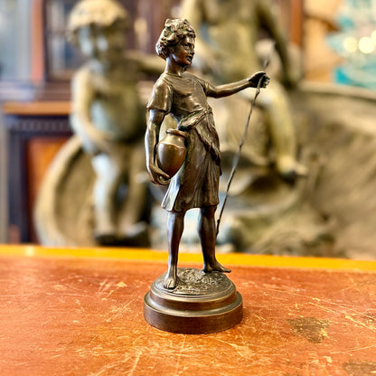 Escultura de bronce de niño sosteniendo un jarra. Italia SXIX