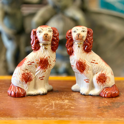 Pareja de perros de porcelana ingelsa Staffordshire. Inglaterra SXIX