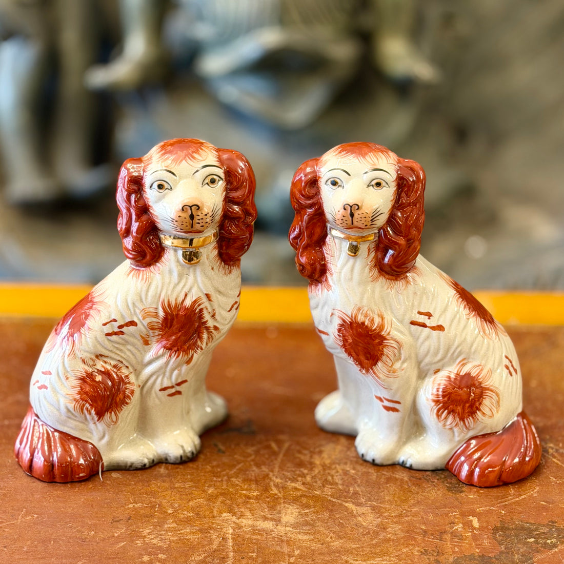 Pareja de perros de porcelana ingelsa Staffordshire. Inglaterra SXIX