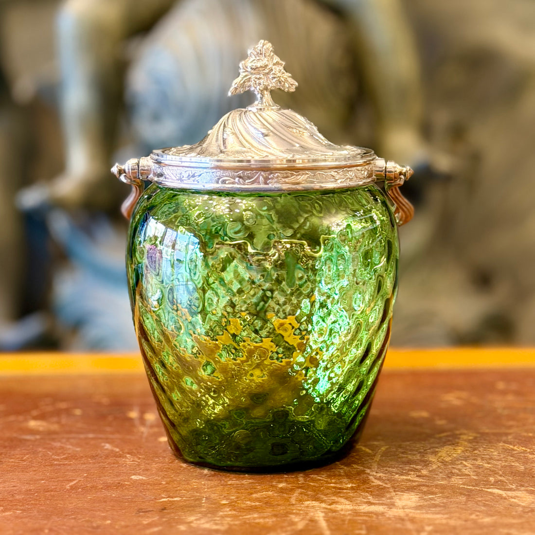 Dulcero francés de vidrio iridiscente verde Art-Nouveau. Francia principios SXX