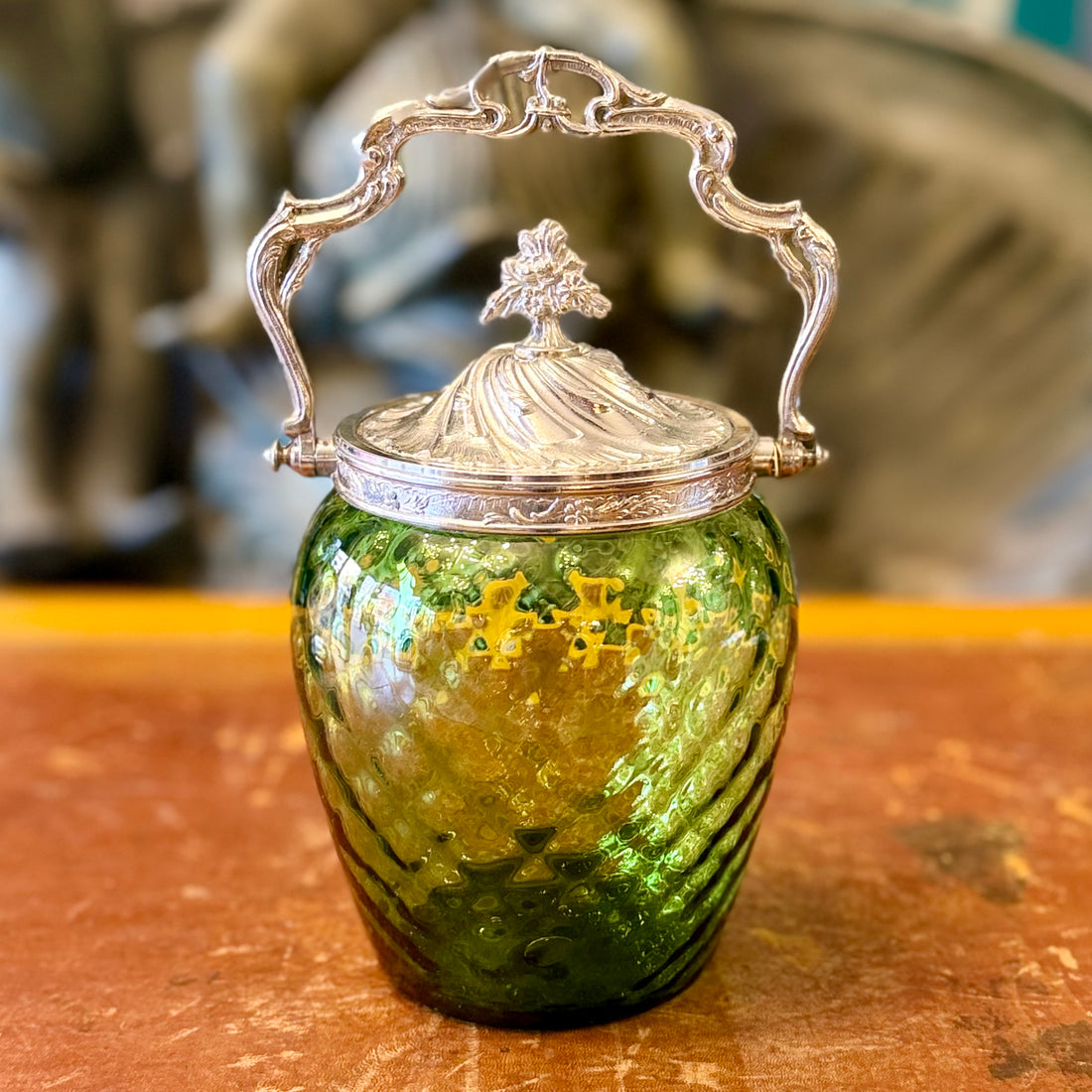 Dulcero francés de vidrio iridiscente verde Art-Nouveau. Francia principios SXX