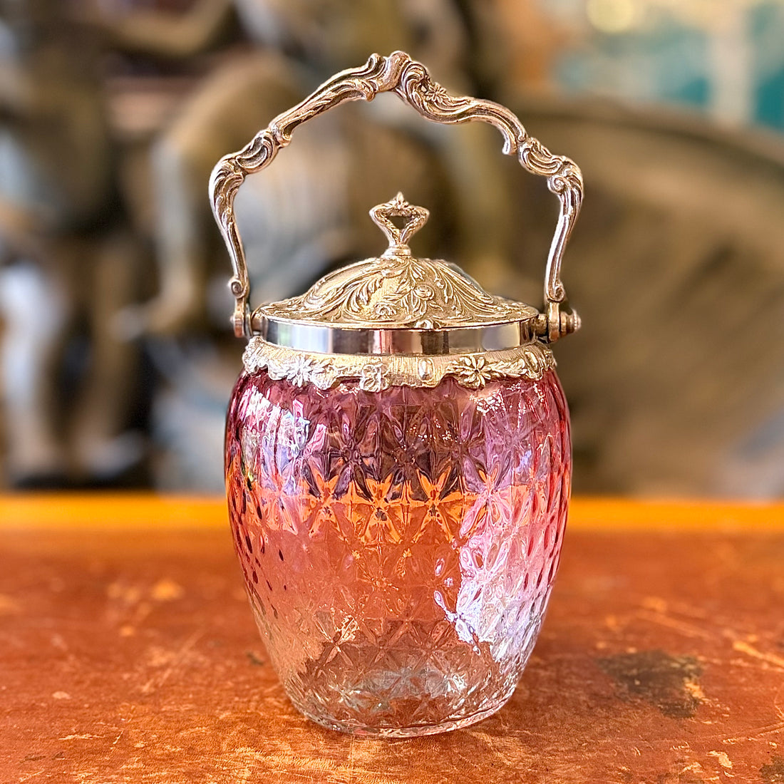 Dulcero francés de vidrio iridiscente rosado Art-Nouveau. Francia principios SXX