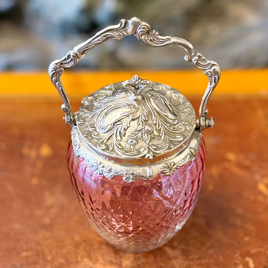 Dulcero francés de vidrio iridiscente rosado Art-Nouveau. Francia principios SXX