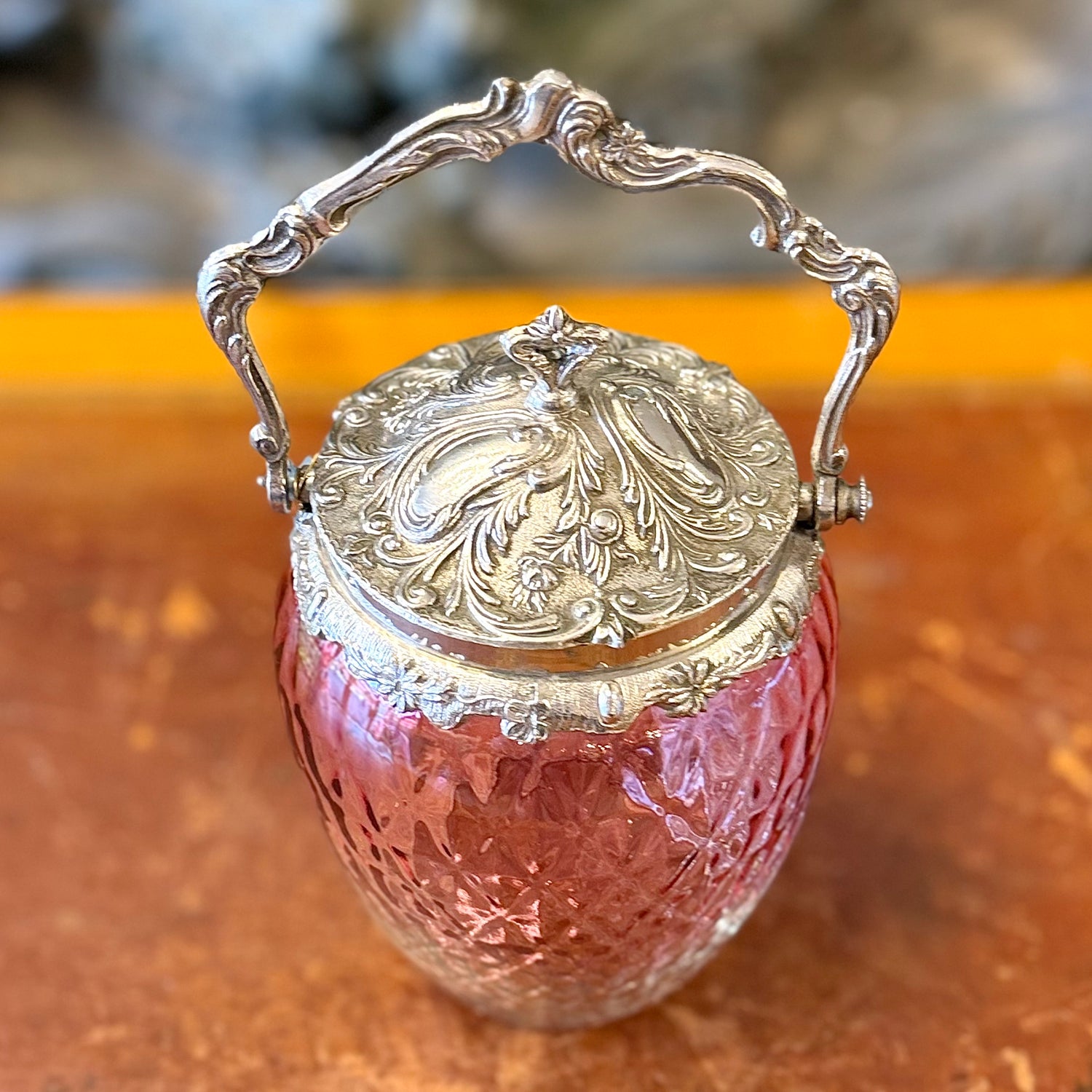 Dulcero francés de vidrio iridiscente rosado Art-Nouveau. Francia principios SXX