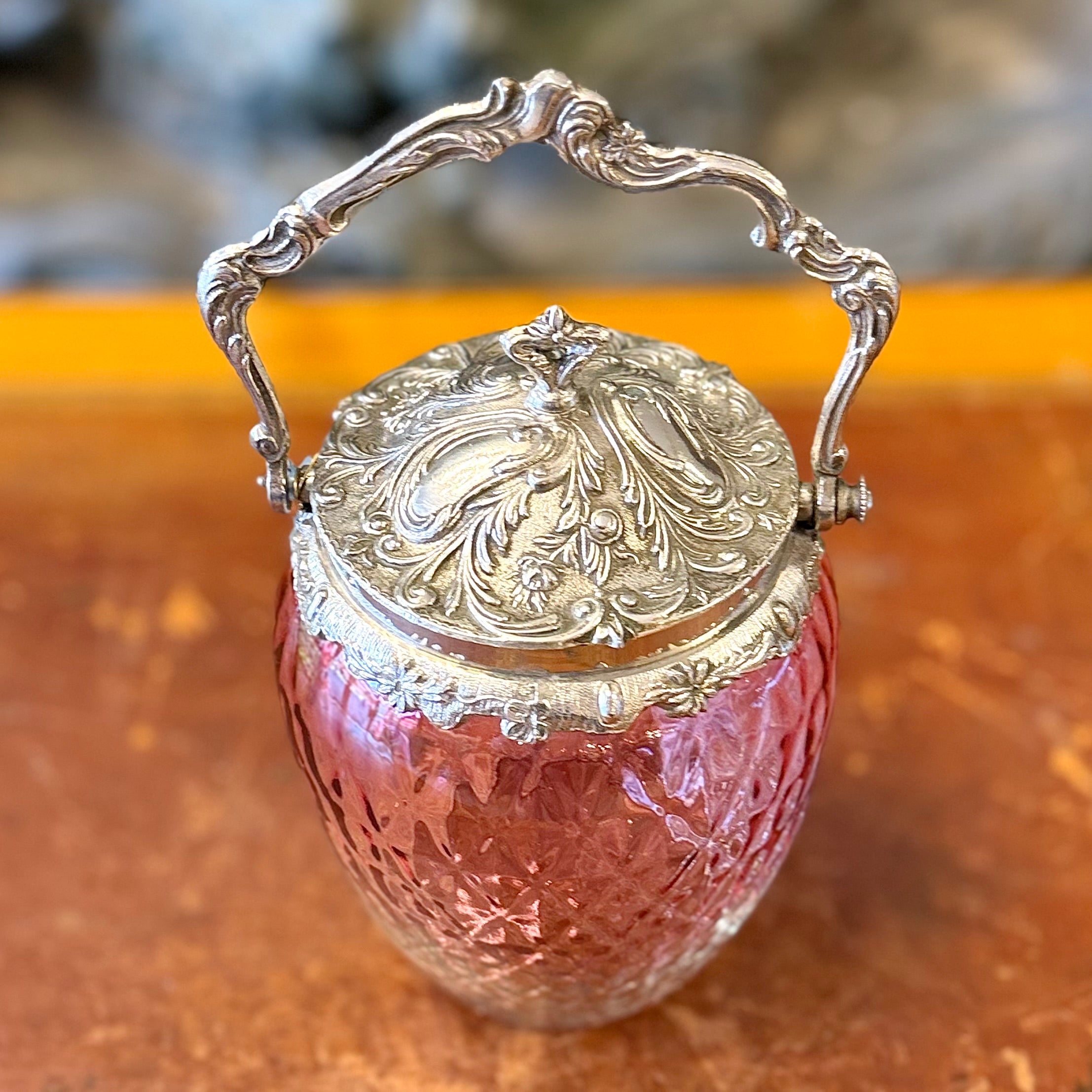 Dulcero francés de vidrio iridiscente rosado Art-Nouveau. Francia principios SXX
