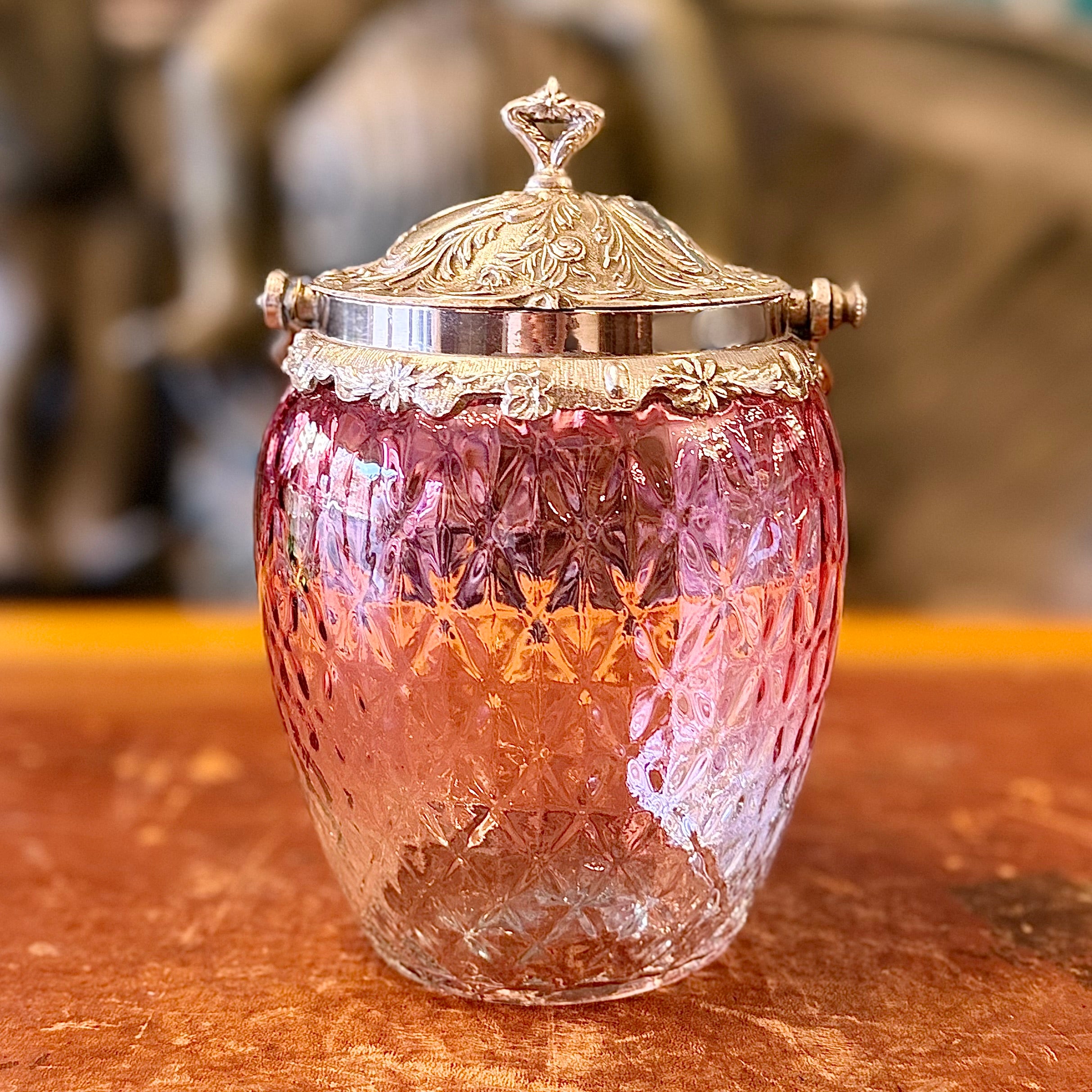 Dulcero francés de vidrio iridiscente rosado Art-Nouveau. Francia principios SXX