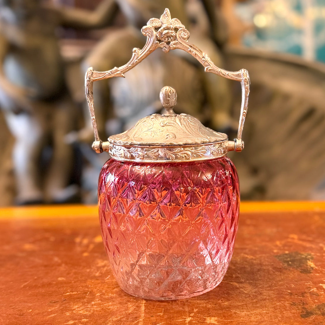 Dulcero francés de vidrio iridiscente fucsia Art-Nouveau. Francia principios SXX
