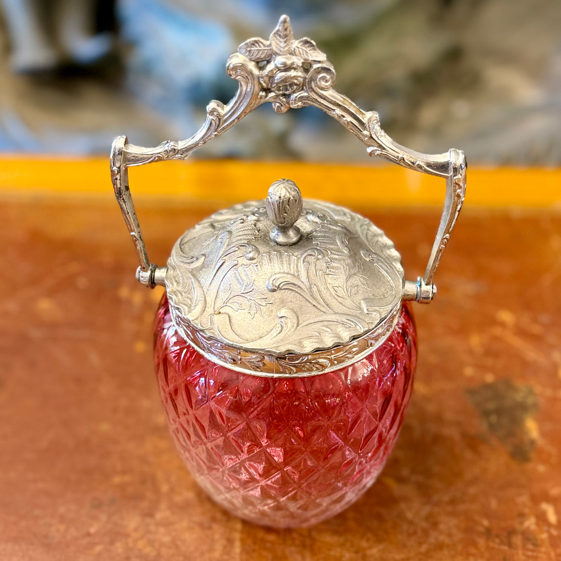 Dulcero francés de vidrio iridiscente fucsia Art-Nouveau. Francia principios SXX
