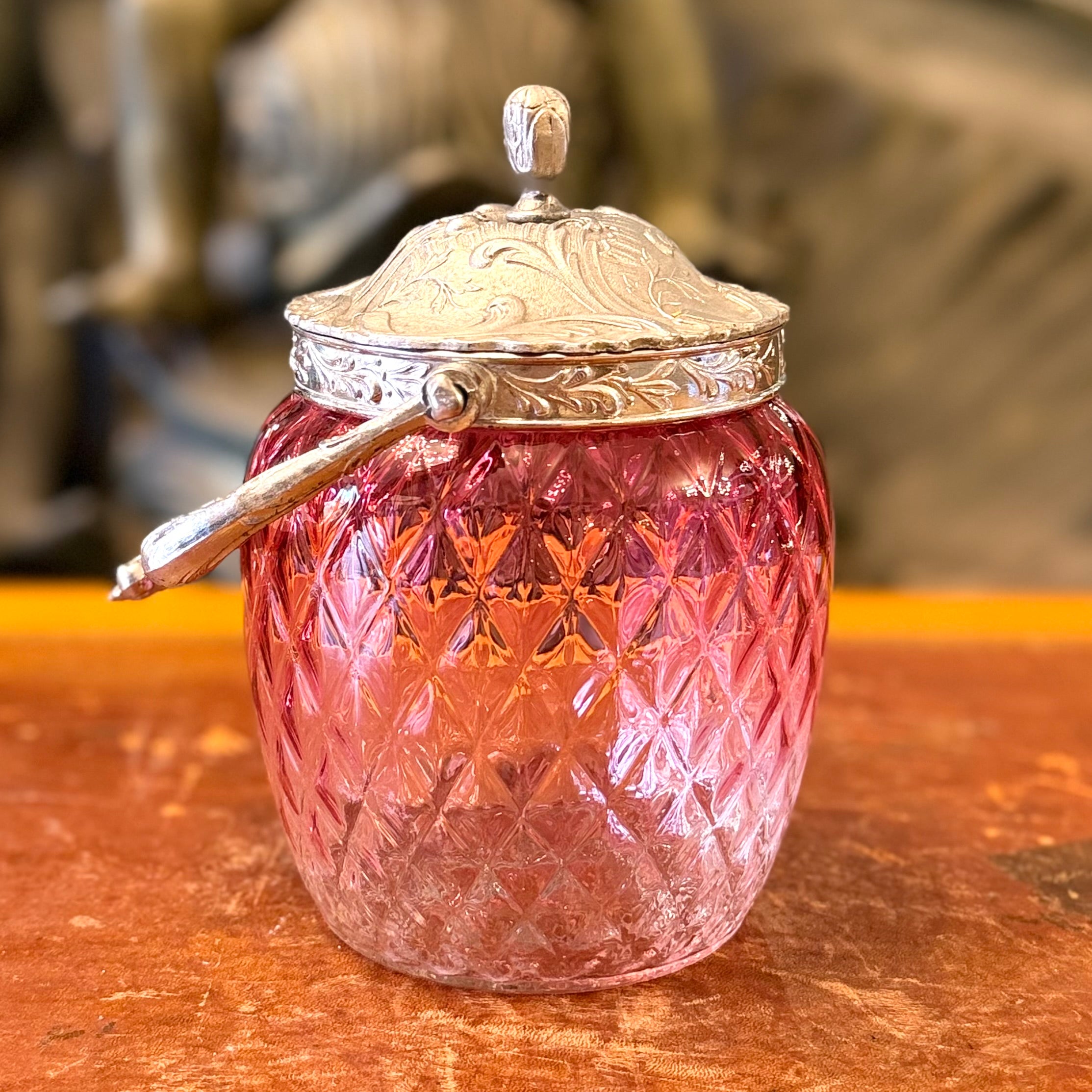 Dulcero francés de vidrio iridiscente fucsia Art-Nouveau. Francia principios SXX