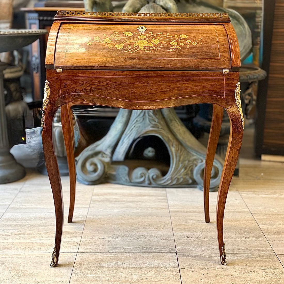 Escritorio francés estilo Luis XV decoración Pompadour. Francia SXIX