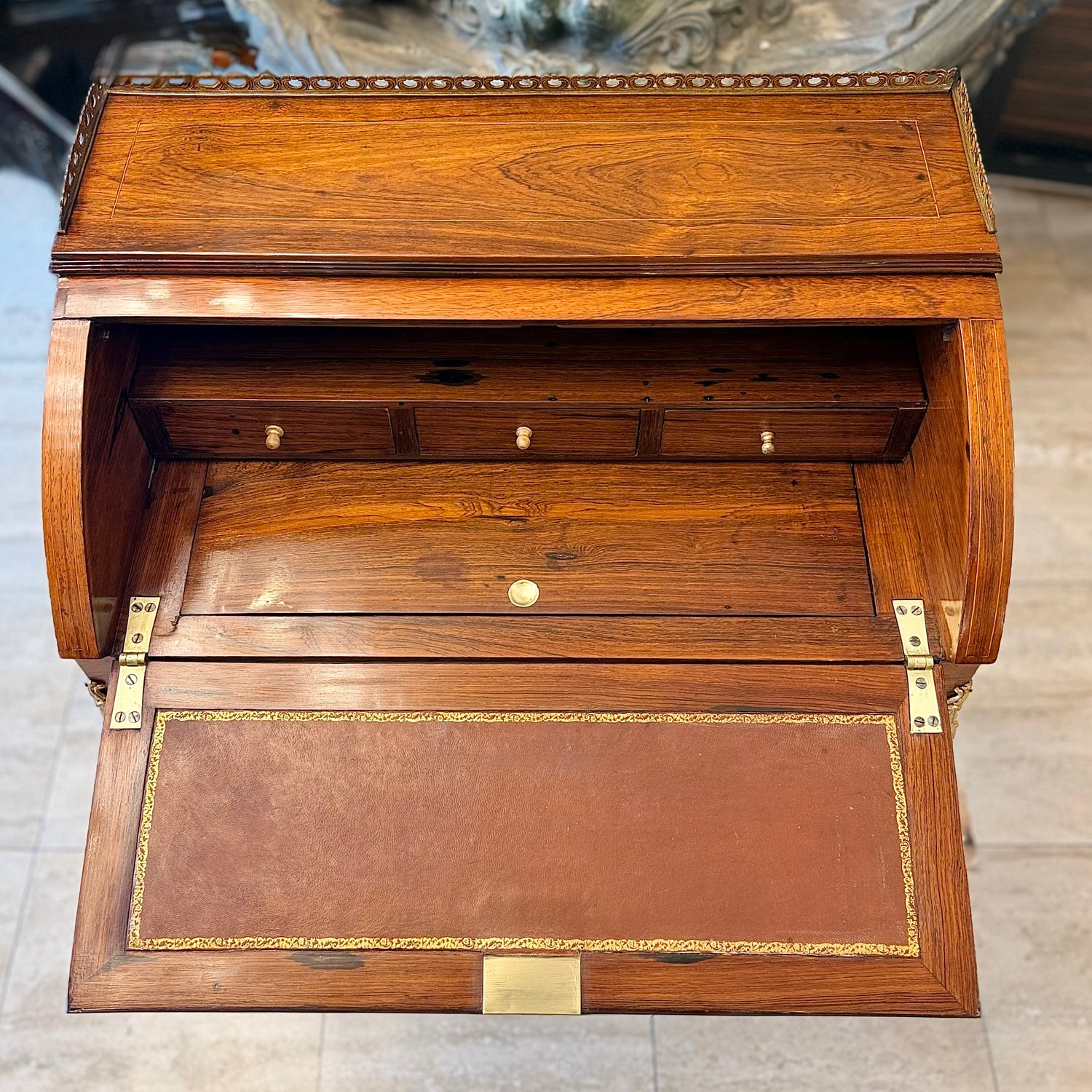 Escritorio francés estilo Luis XV decoración Pompadour. Francia SXIX