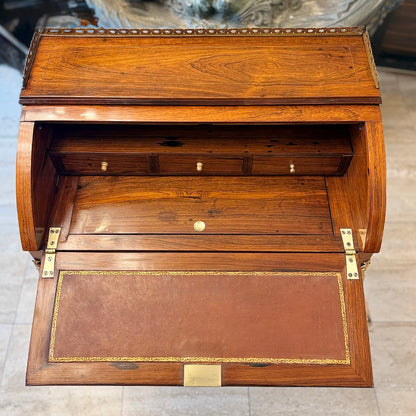 Escritorio francés estilo Luis XV decoración Pompadour. Francia SXIX