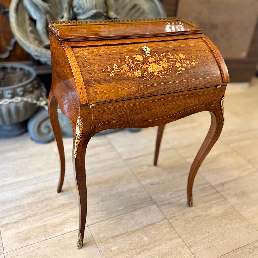 Escritorio francés estilo Luis XV decoración Pompadour. Francia SXIX