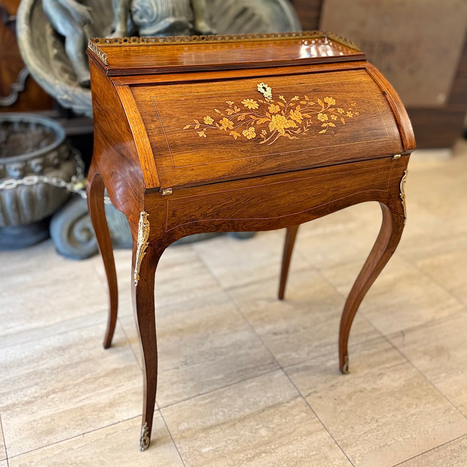 Escritorio francés estilo Luis XV decoración Pompadour. Francia SXIX