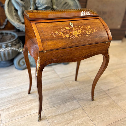 Escritorio francés estilo Luis XV decoración Pompadour. Francia SXIX