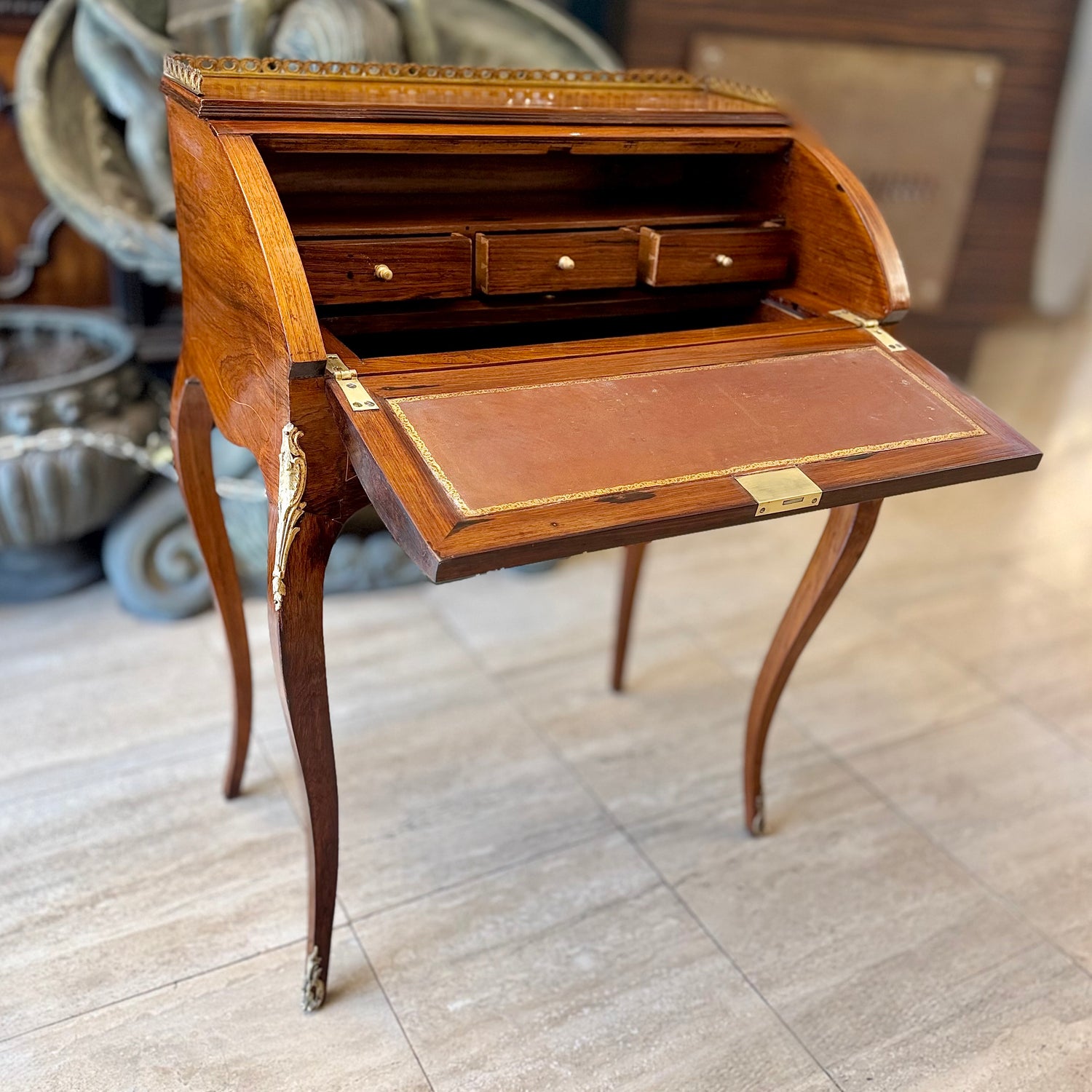 Escritorio francés estilo Luis XV decoración Pompadour. Francia SXIX