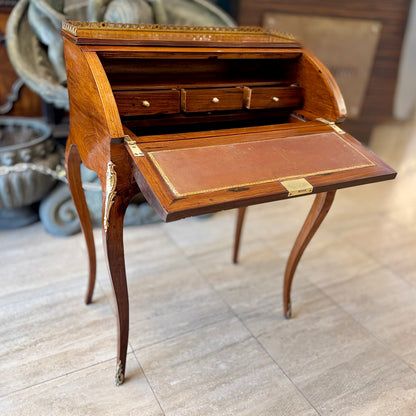 Escritorio francés estilo Luis XV decoración Pompadour. Francia SXIX