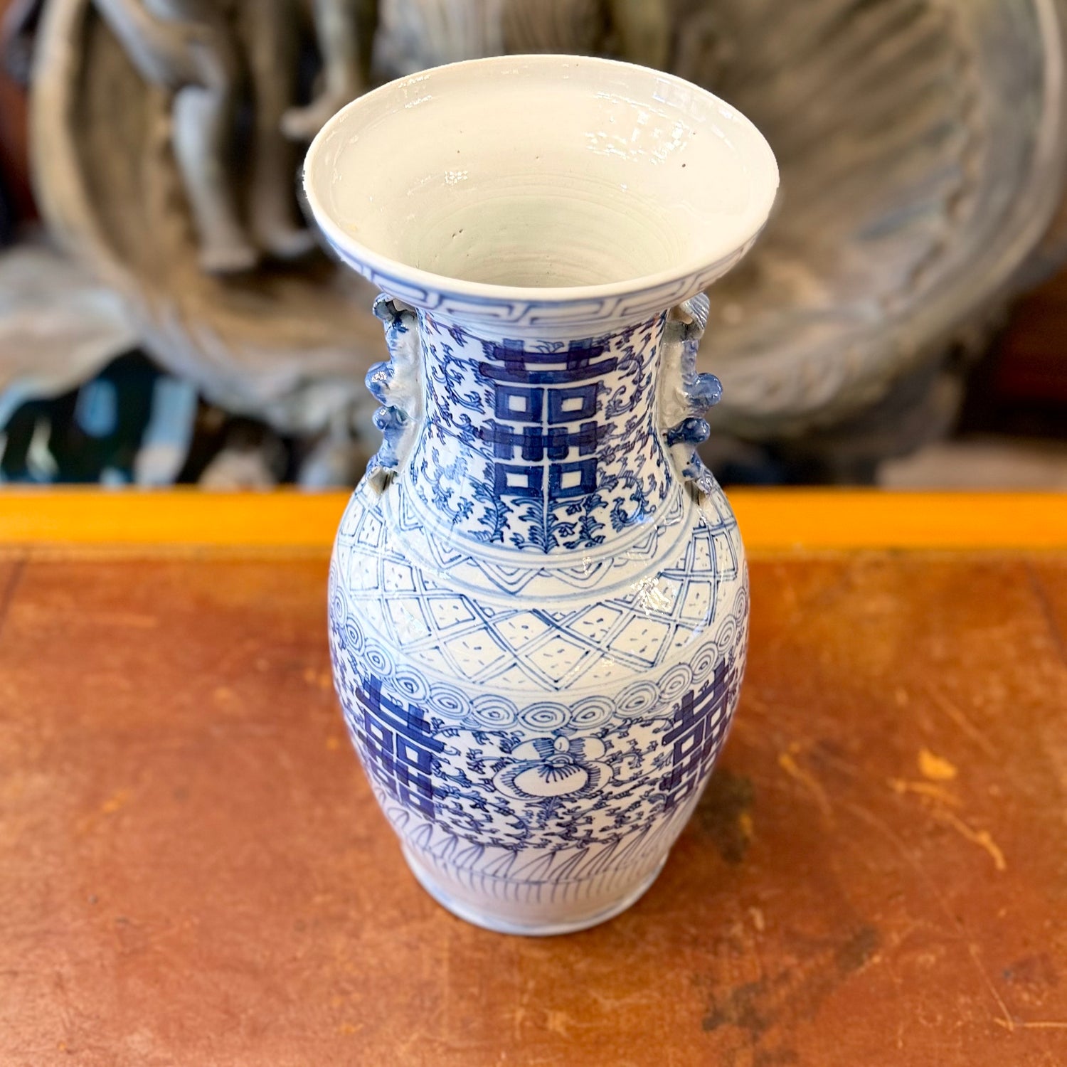 Jarron chino balaustre de caolin y esnalte azul-blanco. China SXIX