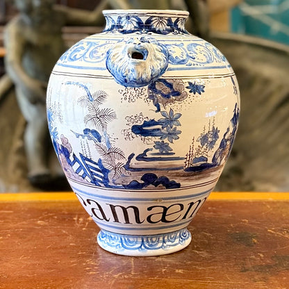 Jarra italiana de farmacia blanca y azul OL:CAMAEMEL. Italia SXVIII