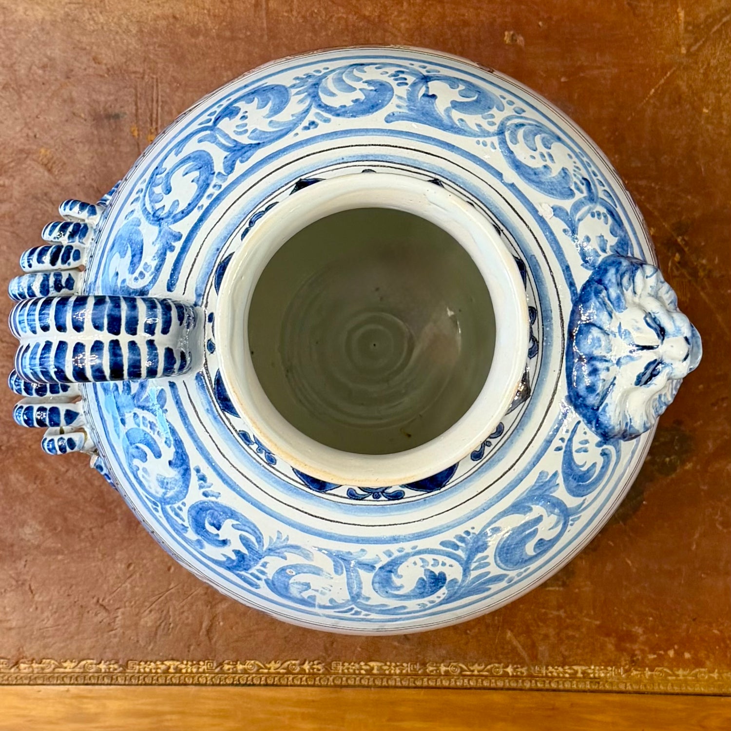 Jarra italiana de farmacia blanca y azul OL:CAMAEMEL. Italia SXVIII