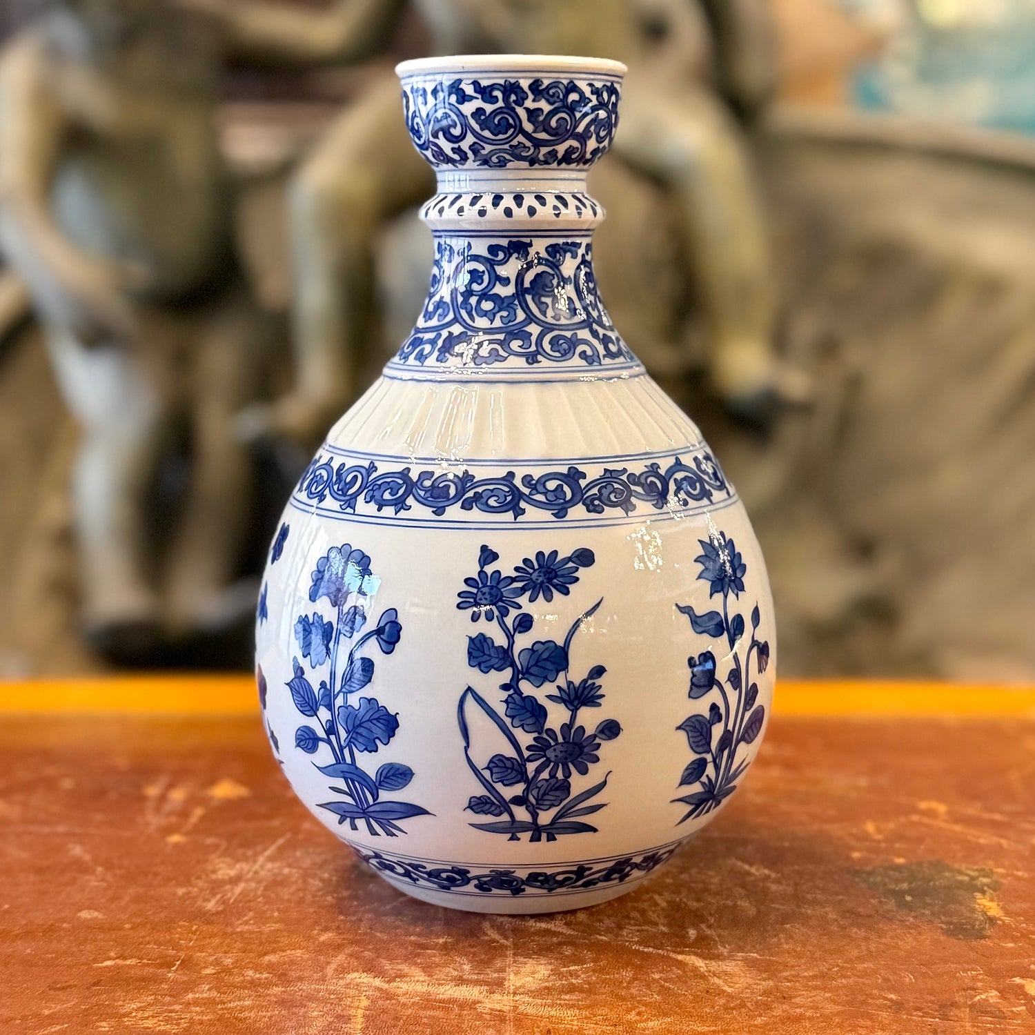 Jarrón chino de caolín blanco y azul estilo Qianlong. China SXIX