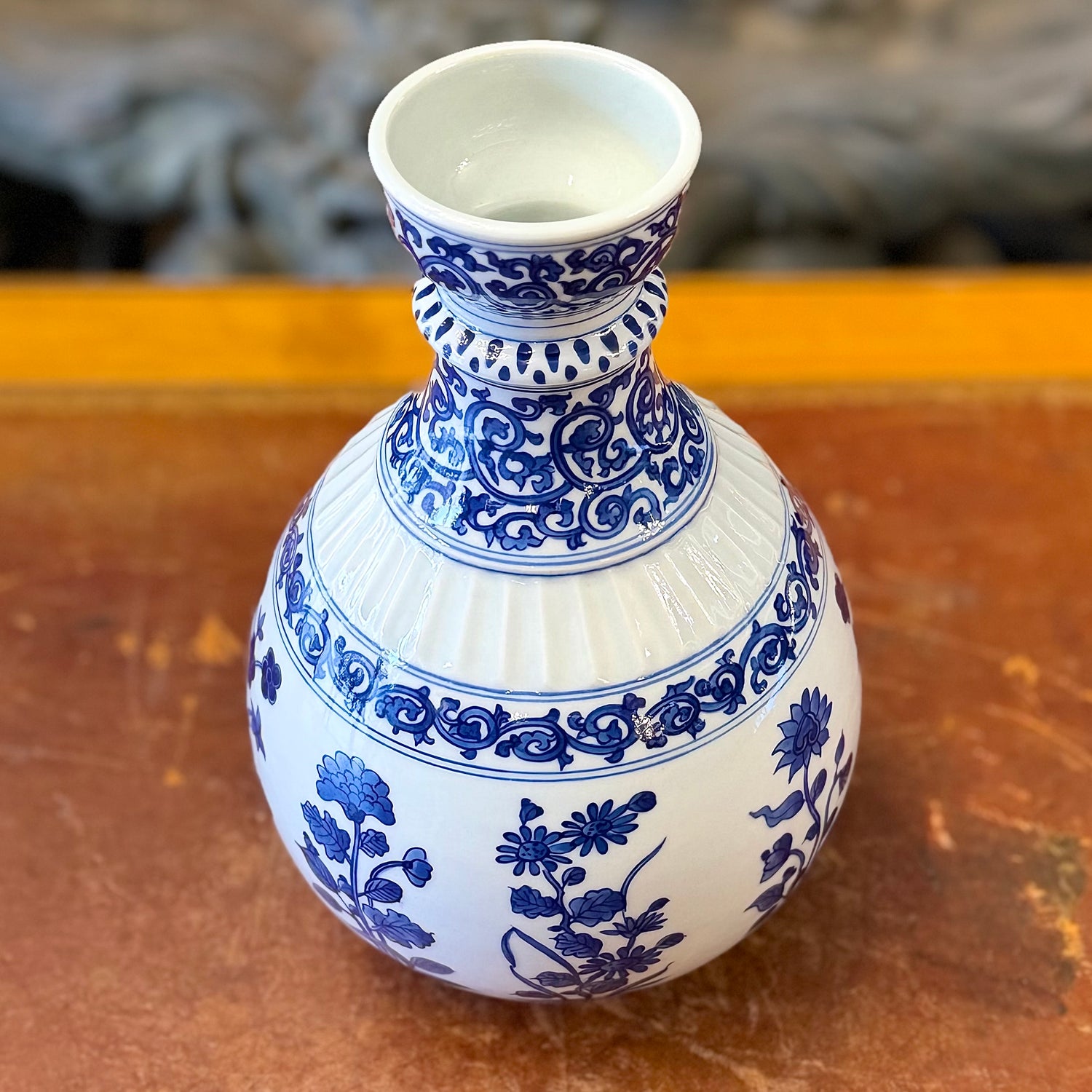 Jarrón chino de caolín blanco y azul estilo Qianlong. China SXIX