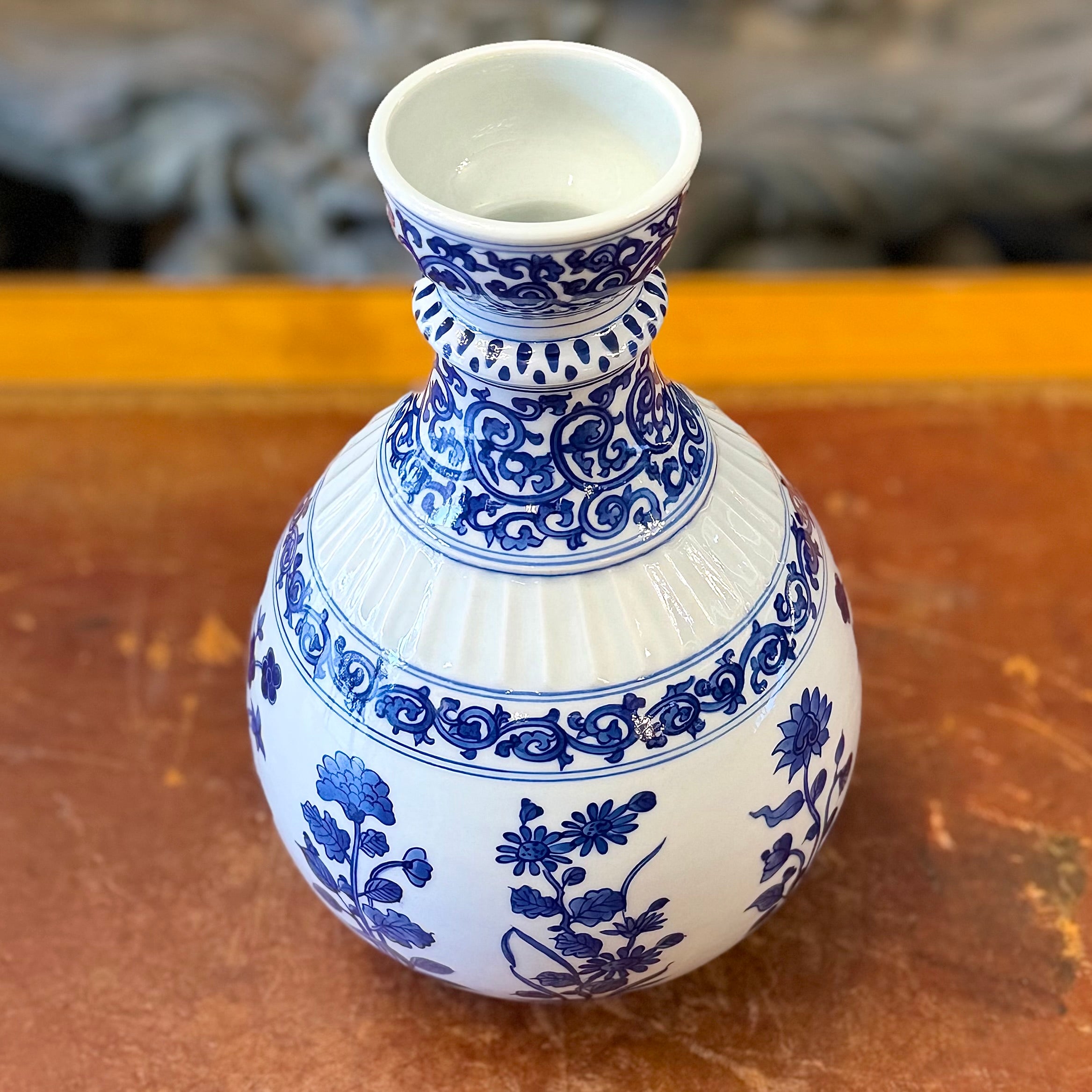 Jarrón chino de caolín blanco y azul estilo Qianlong. China SXIX