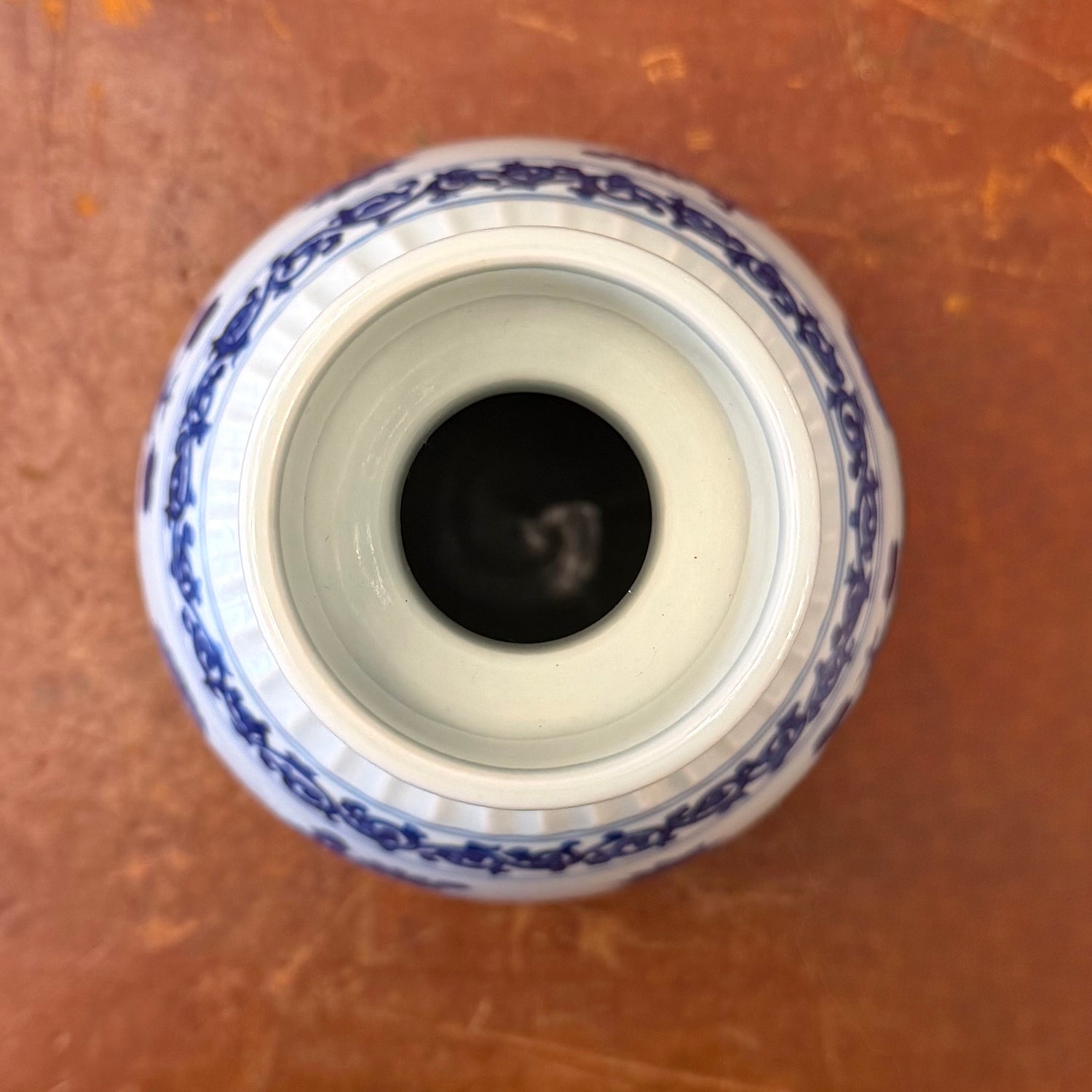 Jarrón chino de caolín blanco y azul estilo Qianlong. China SXIX