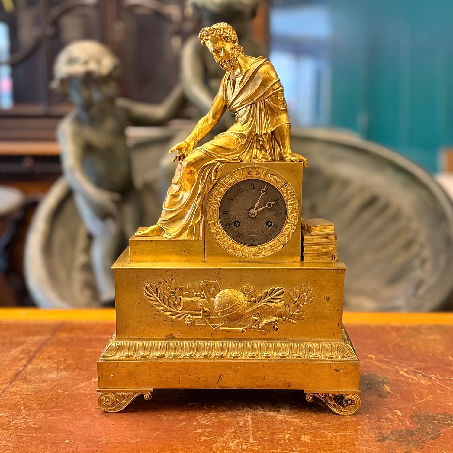 Reloj de bronce época Napoleón III mostrando a Homero. Francia SXIX