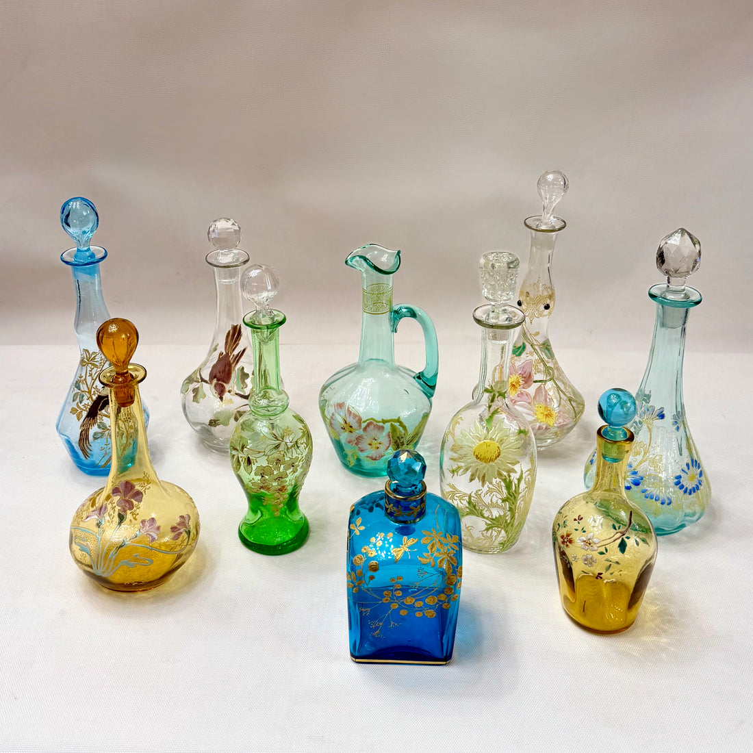 Botella de vidrio esmaltada Art-Nouveau con motivos orgánicos dorados. Francia SXX