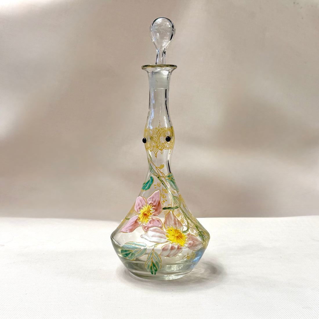 Botella de vidrio esmalta Art-Nouveau con magnolias. Francia SXX