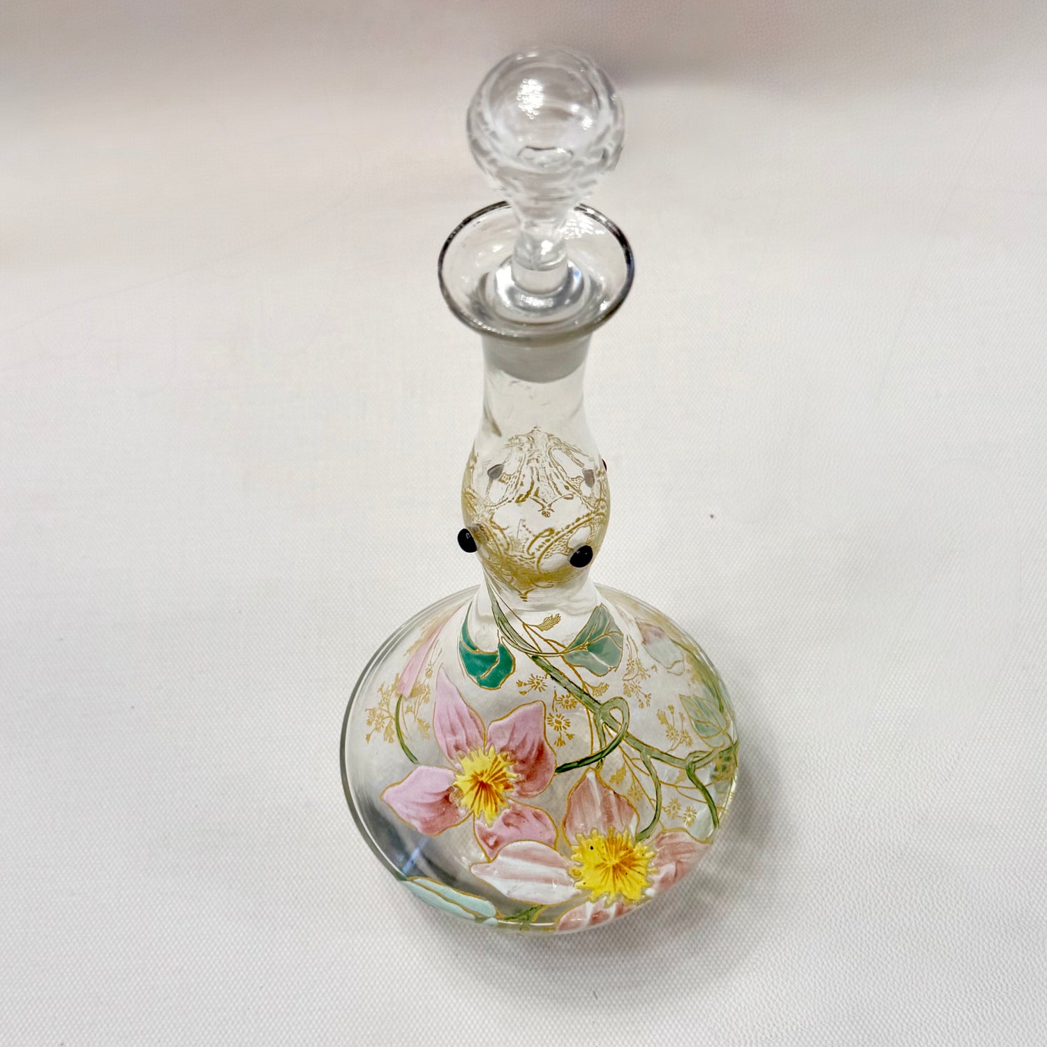 Botella de vidrio esmalta Art-Nouveau con magnolias. Francia SXX