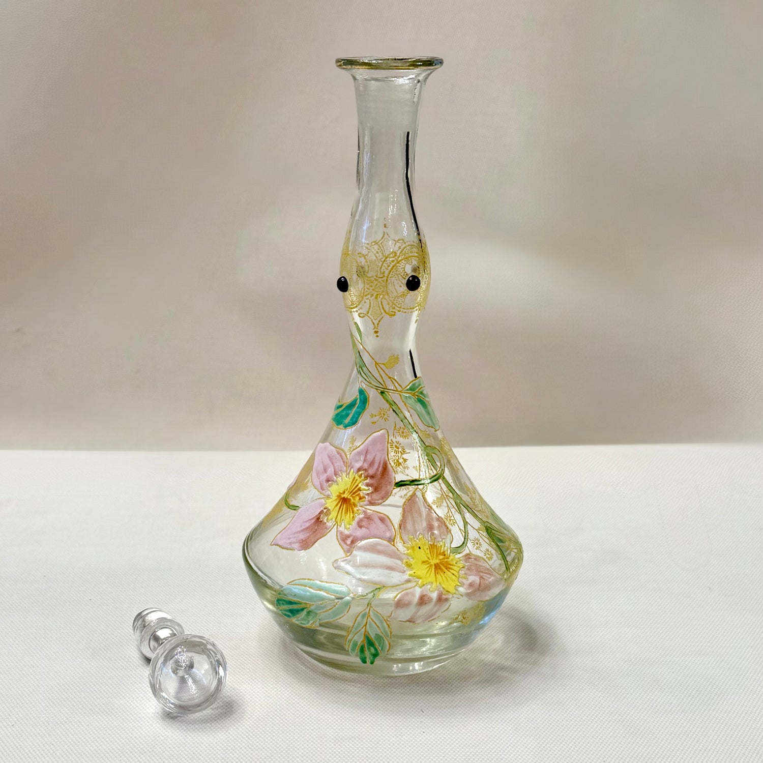 Botella de vidrio esmalta Art-Nouveau con magnolias. Francia SXX