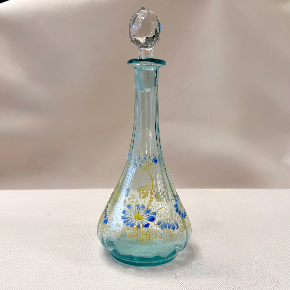 Botella de vidrio esmaltada Art-Nouveau con margaritas azules. Francia SXX