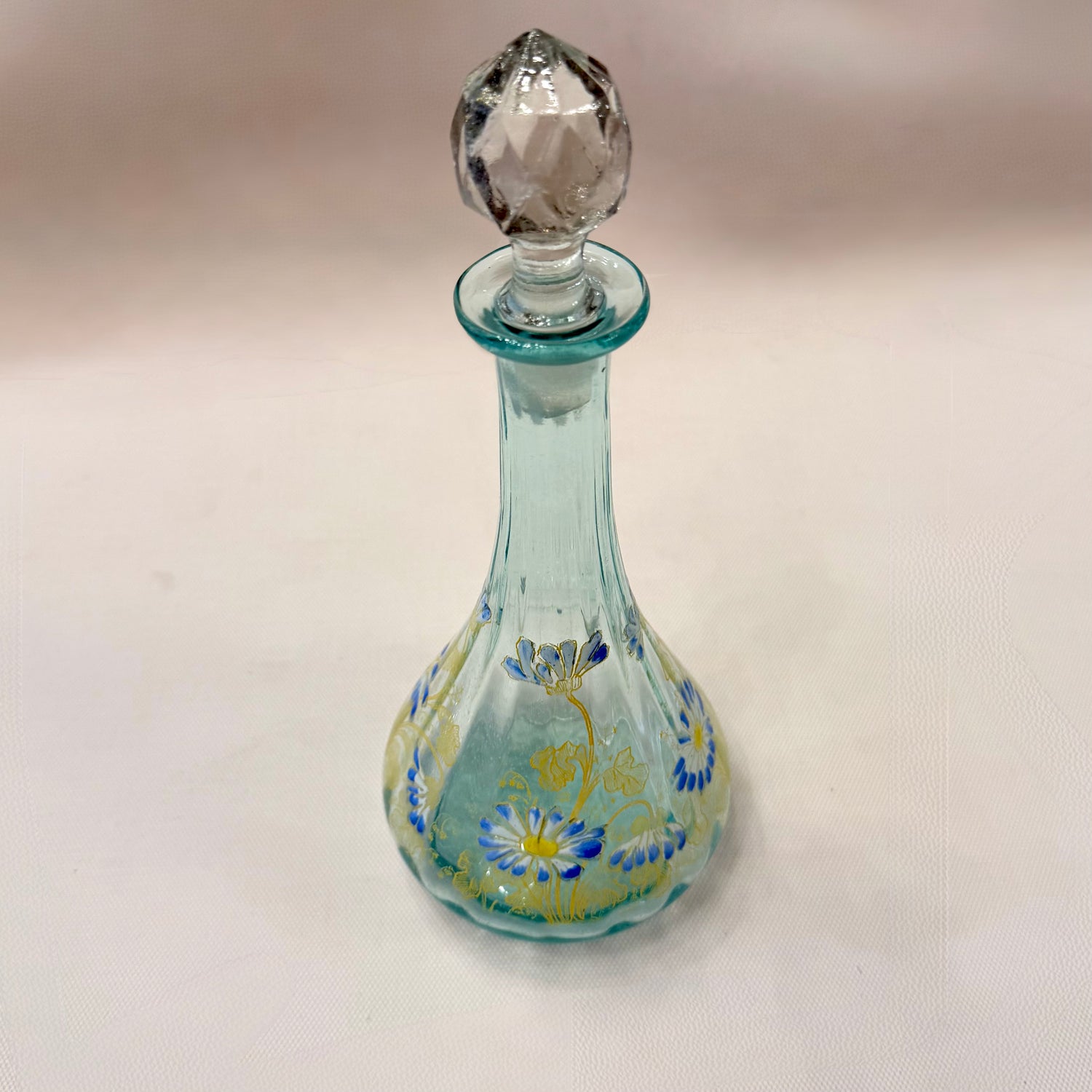 Botella de vidrio esmaltada Art-Nouveau con margaritas azules. Francia SXX