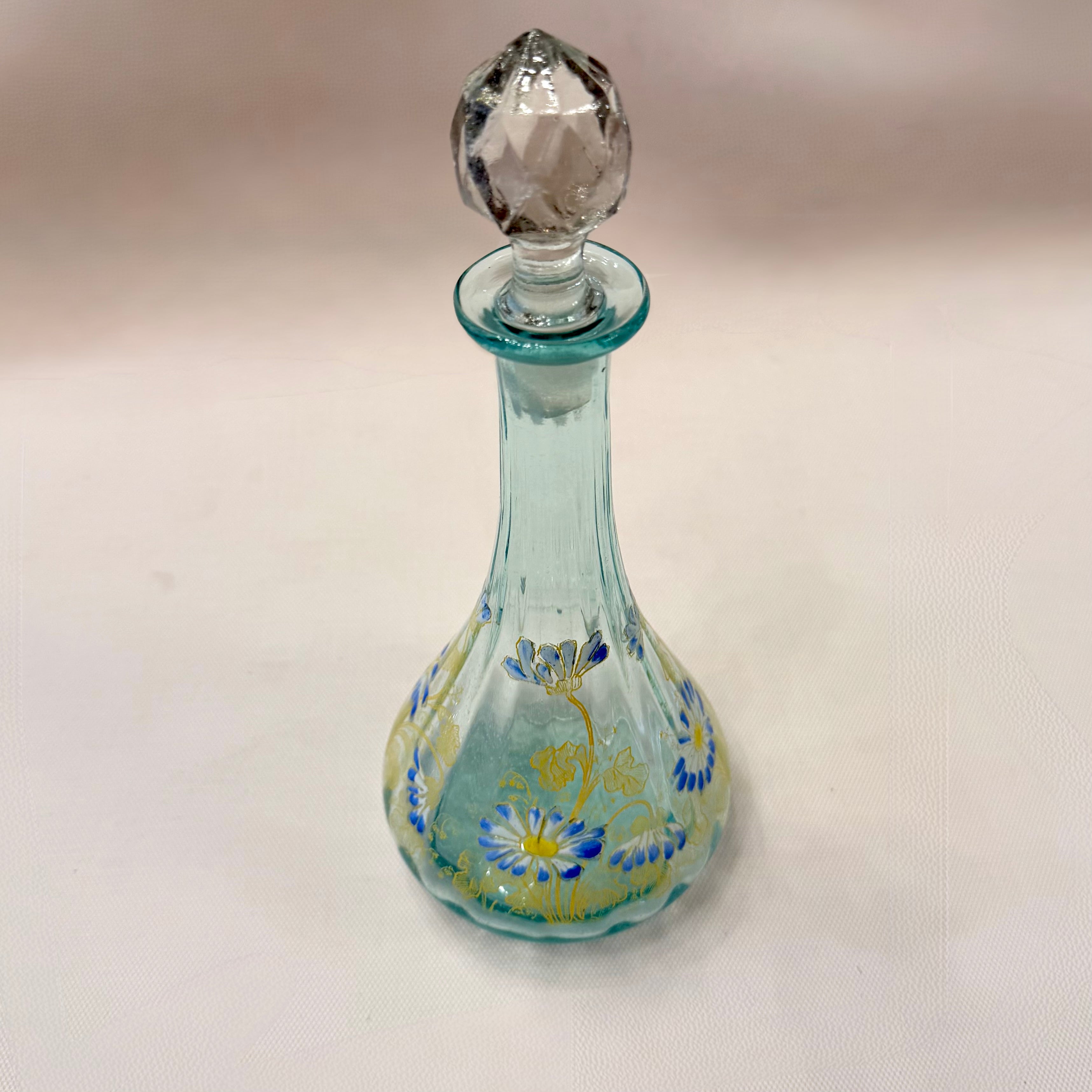 Botella de vidrio esmaltada Art-Nouveau con margaritas azules. Francia SXX