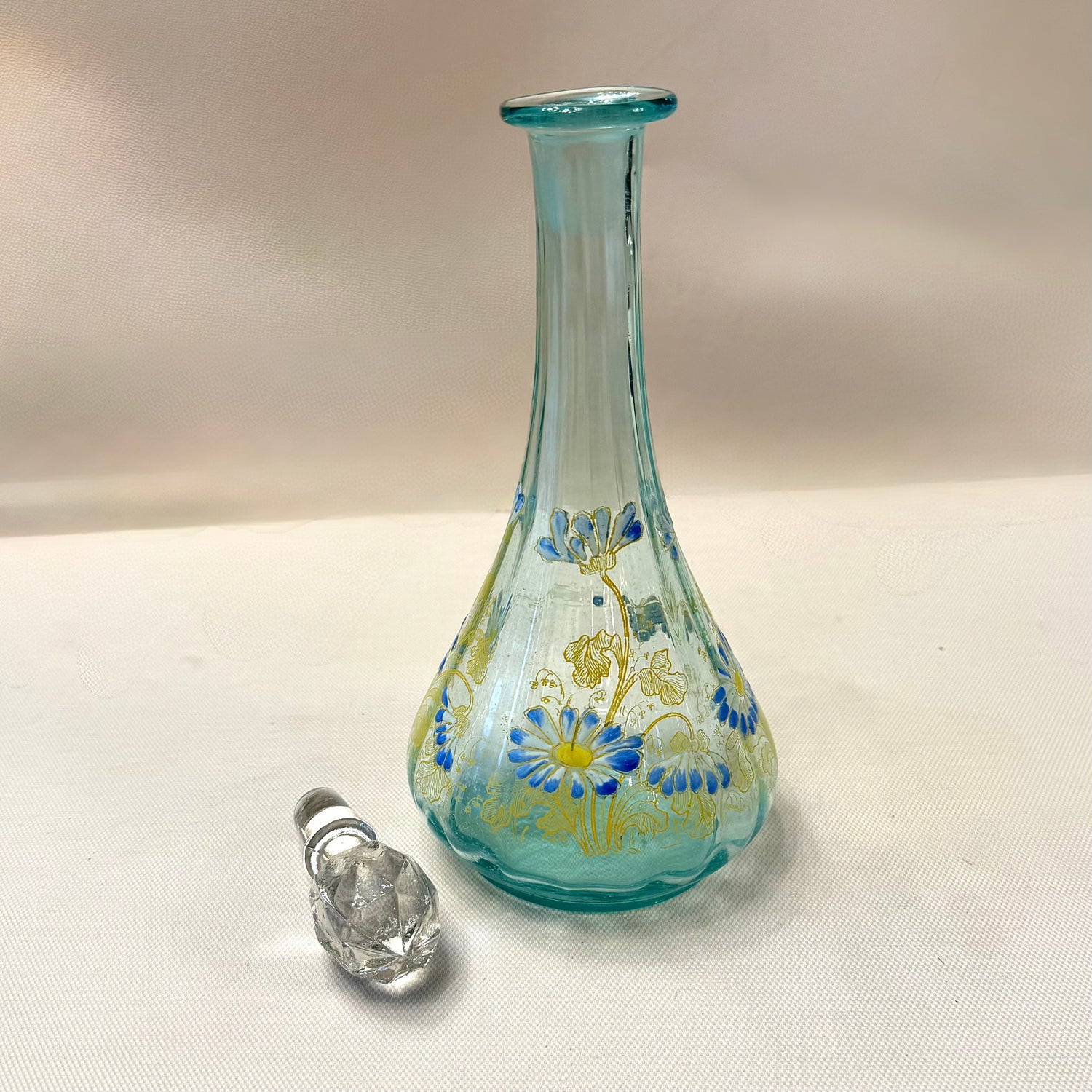 Botella de vidrio esmaltada Art-Nouveau con margaritas azules. Francia SXX
