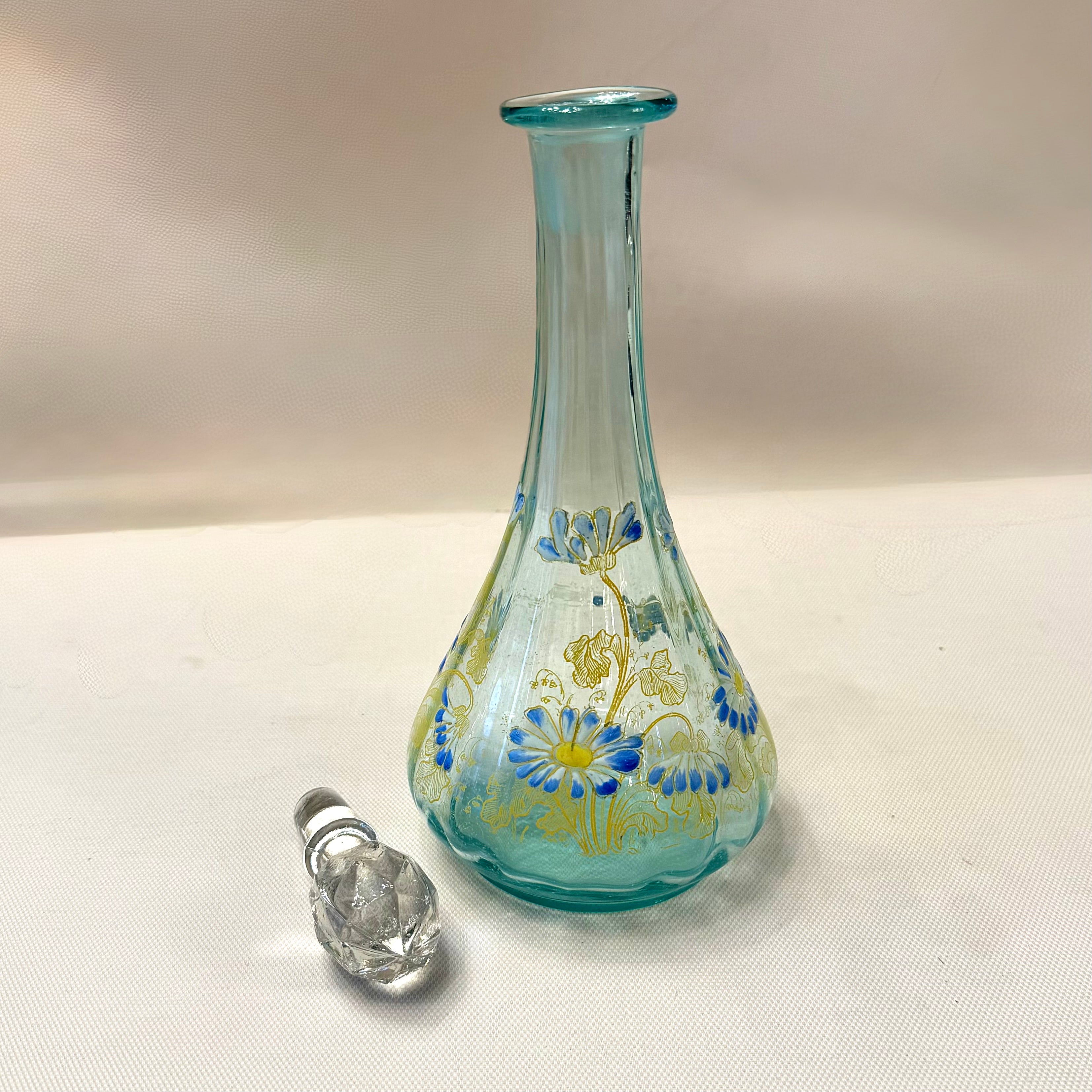 Botella de vidrio esmaltada Art-Nouveau con margaritas azules. Francia SXX