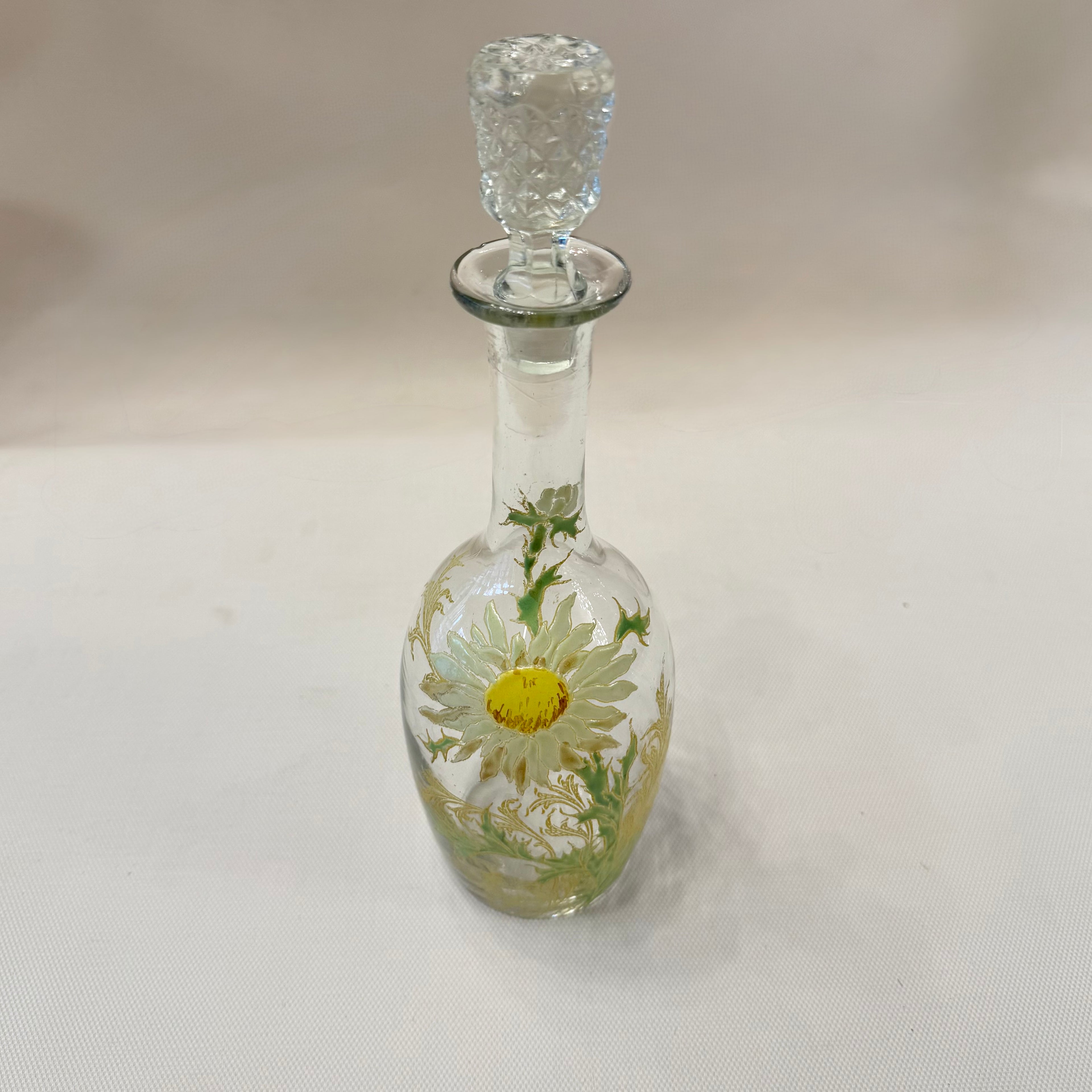 Botella de vidrio esmaltada Art-Nouveau con dientes de dragón. Francia SXX