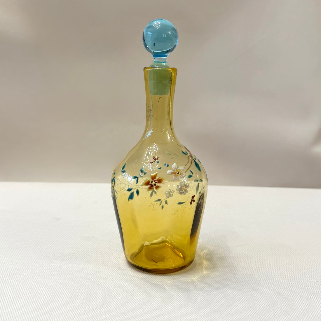 Botella de vidrio esmaltada Art-Nouveau con flores en rama. Francia SXX