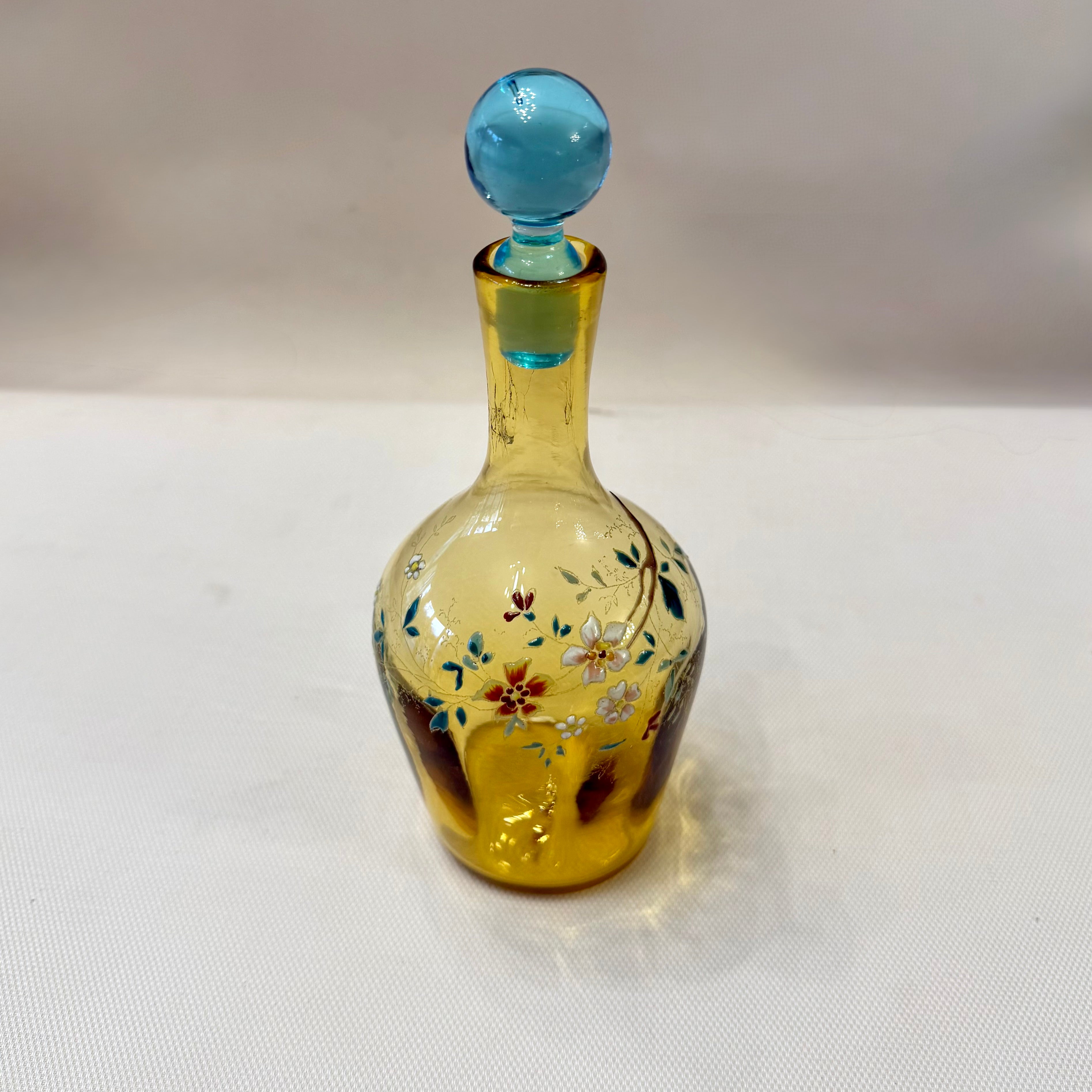 Botella de vidrio esmaltada Art-Nouveau con flores en rama. Francia SXX