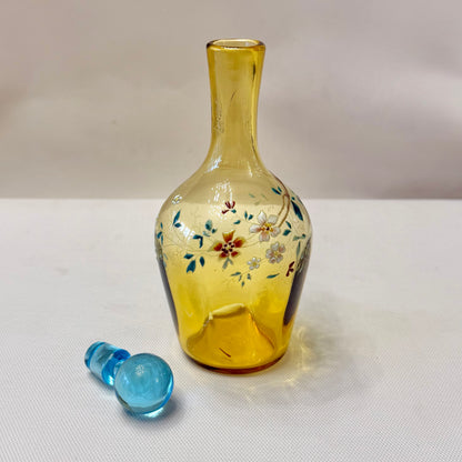 Botella de vidrio esmaltada Art-Nouveau con flores en rama. Francia SXX