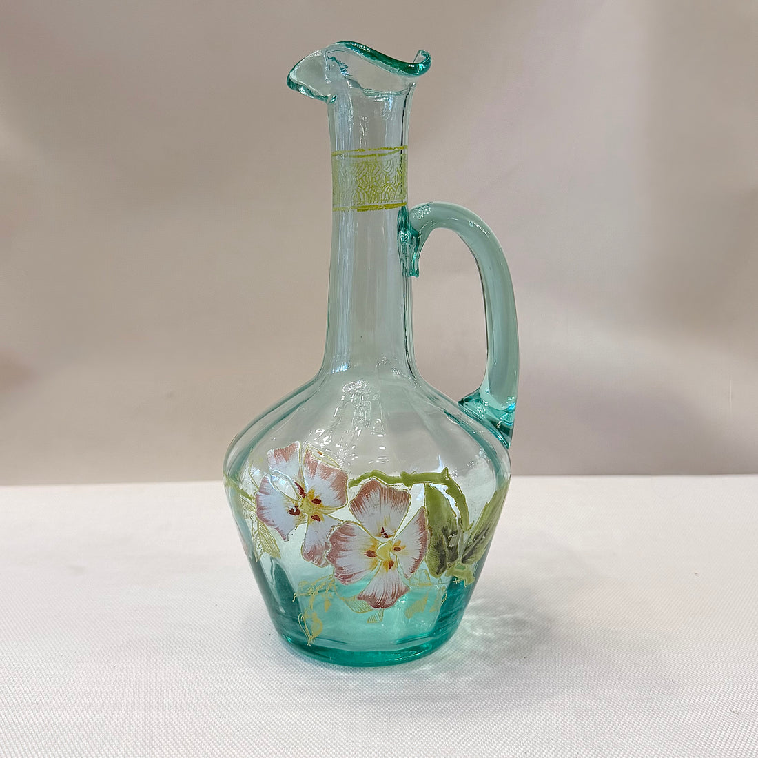 Botella de vidrio esmaltada Art-Nouveau con violetas. Francia SXX