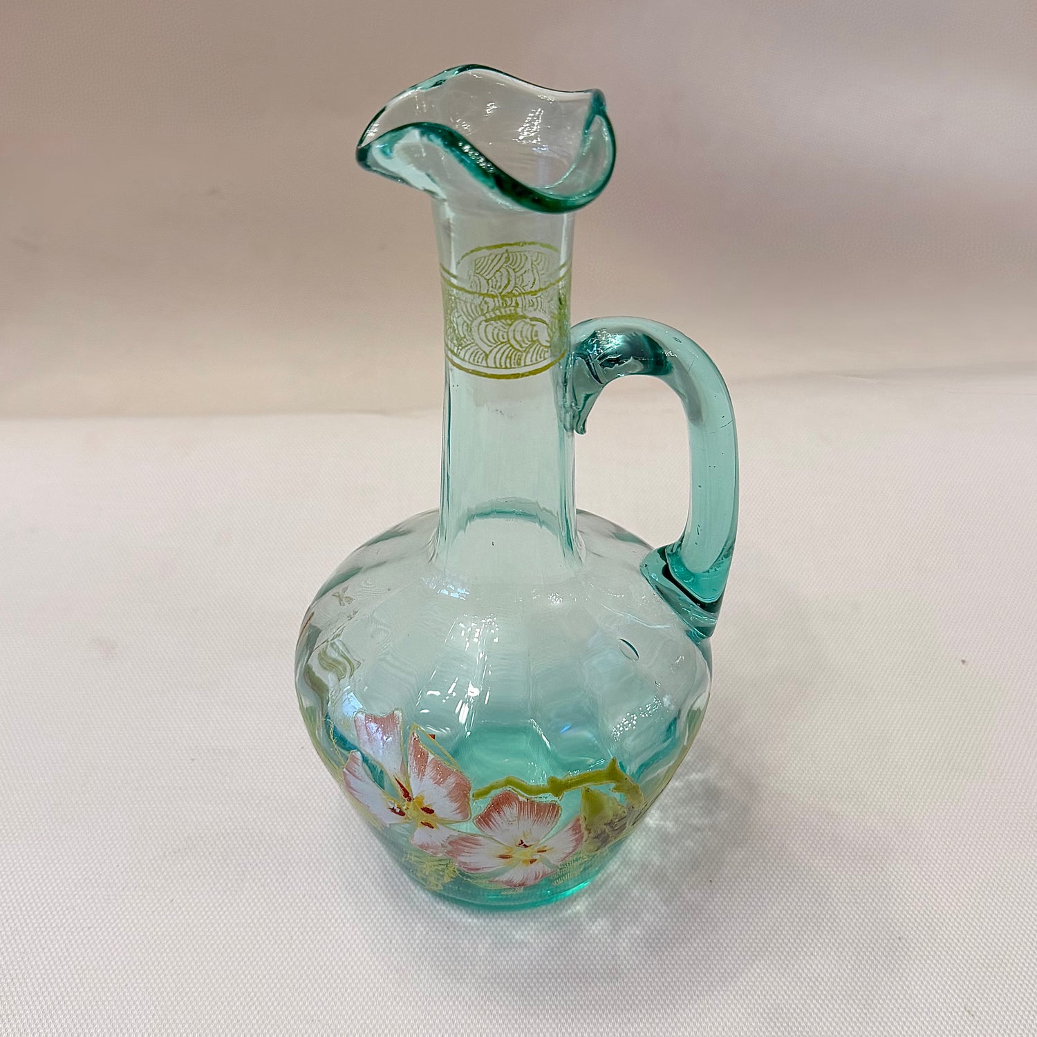 Botella de vidrio esmaltada Art-Nouveau con violetas. Francia SXX