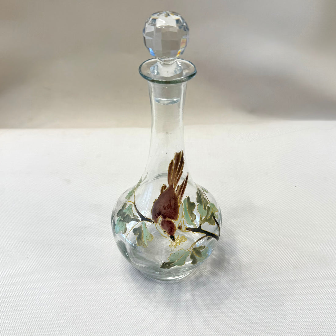 Botella de vidrio esmaltado Art-Nouveau con un gorrion.Francia SXX